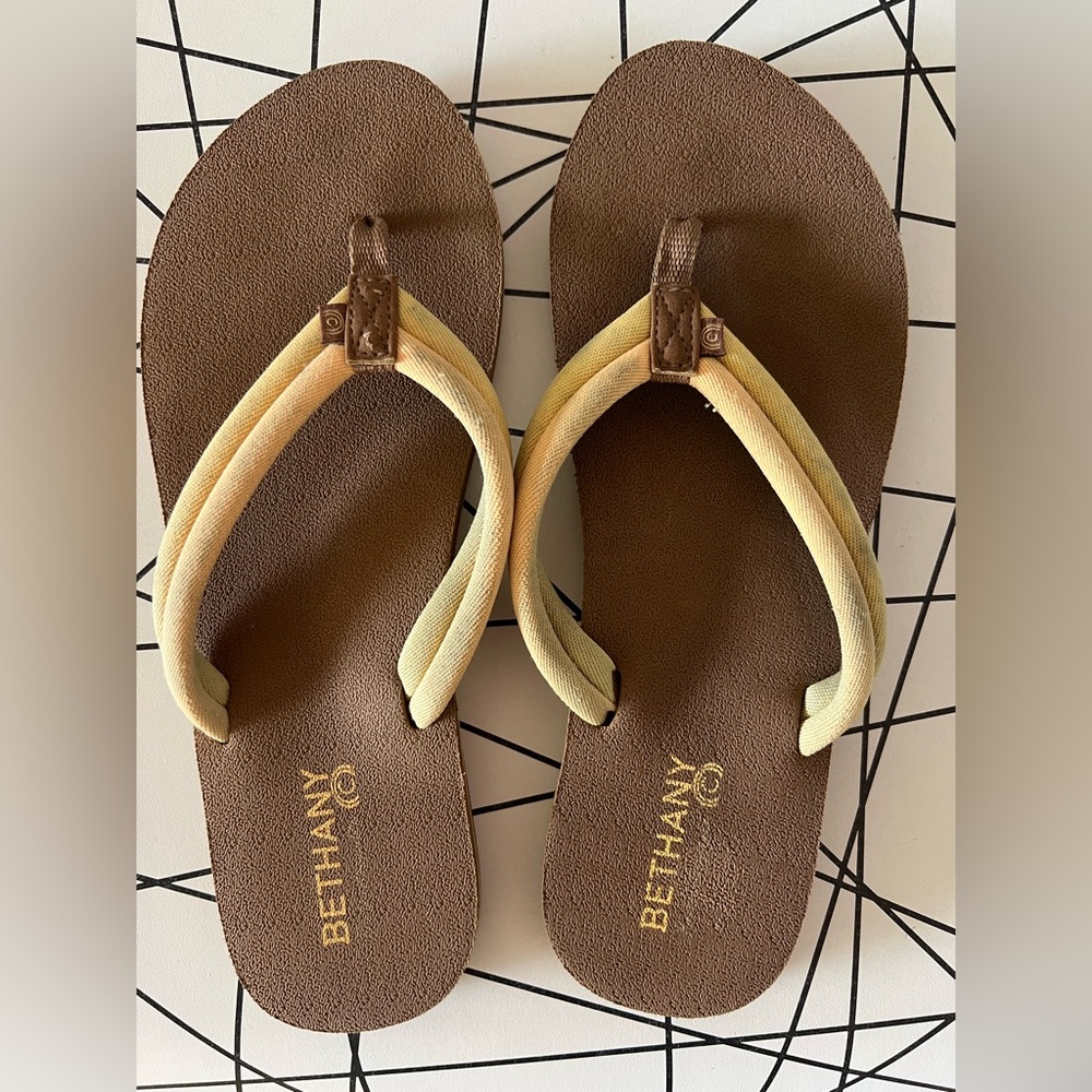 Bethany Cobian Honua Yellow & Orange flip flops sz 10